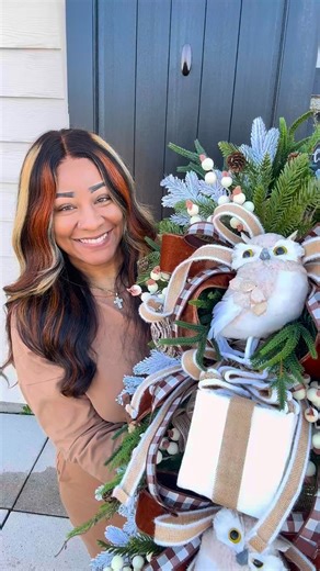 📣 NEW IN SHOP! Meet “Woodland Whispers” — a cozy luxe forest moment for your door 🤎🌿❄️ If you love warm neutrals, plush owls, velvet ribbon, and winter woodland magic… baby she’s THE ONE. A whole cottage-chic Christmas mood in one piece 🤎✨ It’s handcrafted, one-of-a-kind, and ready to fly to her forever home. 🦉🌲 Only ONE available — once it’s gone… it’s gone. And just a reminder — ✨ I’m fully booked for custom Christmas orders. ✨ So pieces like this are the only way to snag a luxury Savvy 