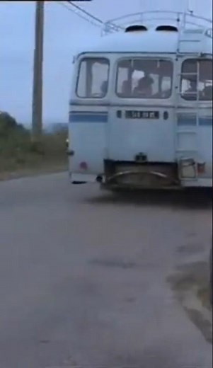 Le car Chausson APH522. Old French bus (extrait 2) du film Le Grand Chemin .