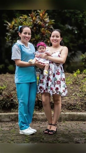 A esta bella modelo y profesional de la enfermería le dejaron un mensaje debajo de una rosa blanca