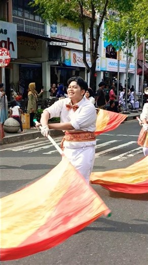 aksi Color Guard melintas di jalan Malioboro Yogyakarta!!