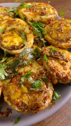 The Flavor Queen on Instagram: "🥚Perfect Golden Egg Fry🤤 | No Talking Cooking 🔥 Anda Udad Masala Fry (Spicy Egg Fry) 🍳🌶️ 🥚 Ingredients | सामग्री * अंडे – 4 🥚 Eggs – 4 * उड़द दाल – 2 चम्मच 🌾 Urad dal – 2 spoons * साबुत धनिया – 1 चम्मच 🌿 Whole coriander – 1 spoon * काली मिर्च – ½ चम्मच ⚫ Black pepper – ½ spoon * सूखी लाल मिर्च – 2 🌶️ Dry red chilli – 2 * कढ़ी पत्ता – 8–10 🍃 Curry leaves – 8–10 * तेल – 2 चम्मच 🛢️ Oil – 2 spoons * राई – ½ चम्मच ⚪ Mustard seeds – ½ spoon * नमक – स्वाद अनु