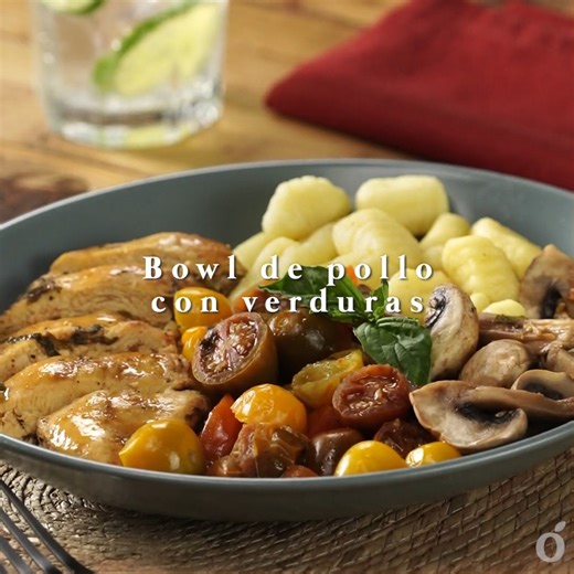 ¿Quieres probar cosas nuevas? Este bowl de pollo con verduras es justo lo que le hacía falta a tu repertorio de recetas, ¡pruébalo y enamórate de su gran sabor! 🍅🍗 RECETA: https://bit.ly/3WBQpDk | kiwilimón