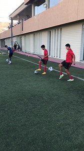 5.4K views · 29 reactions | Pendant la pause exercice de jonglage pour améliorer la coordination du joueur. ‎#كرة القدم! #socceracademy #soccerskills #vitoriacomplexesportif #lakhlejfoot #footvacances #soccer #maroc #marrakech #football #ecolemarrakech #ecoleprivee #ecolefootball #ecolefoot #tournoi #tournoifootball #soccer #ligue #liguefootball #locationterrain | Complexe Sportif Vitoria | Facebook