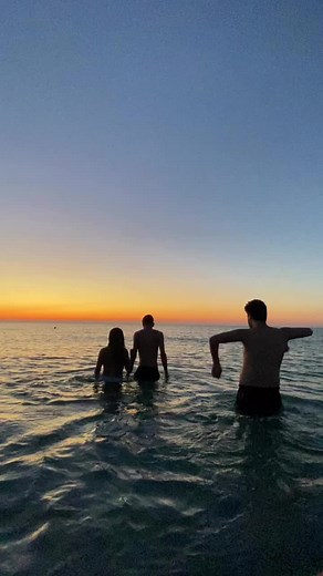It‘s ur sign to swim at the sunrise 🔅 #sunrise #friends #fyp #🇹🇳 @𝓛𝔂𝓷𝓪 @Adem🌪️
