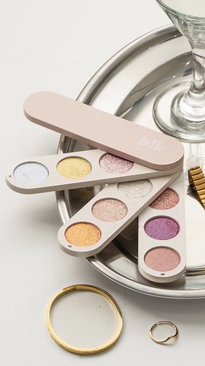 Step into shine with 𝗧𝗵𝗲 𝗗𝗿𝗲𝗮𝗺𝗲𝗿 — a blk Eye Stacks collection made entirely of 𝘨𝘭𝘪𝘵𝘵𝘦𝘳 𝘵𝘰𝘱𝘱𝘦𝘳 𝘴𝘩𝘢𝘥𝘦𝘴 ✨ Each trio brings 𝘢 𝘤𝘩𝘳𝘰𝘮𝘢𝘵𝘪𝘤 𝘧𝘪𝘯𝘪𝘴𝘩 𝘵𝘩𝘢𝘵 𝘵𝘳𝘢𝘯𝘴𝘧𝘰𝘳𝘮𝘴 𝘢𝘯𝘺 𝘭𝘰𝘰𝘬, whether worn alone for a wash of shimmer or layered over mattes for extra light and dimension 🪄 | Blk cosmetics ph
