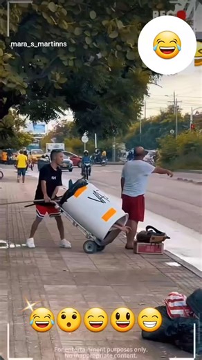 ‎پدرام کامیاب‎ on Instagram‎: "اینهم #زنگ_تفریح انرژی خنده و شادی و نشاط‌آوری شبانگاهی واقعا که خيلی باحال و جالب و بامزه و سوژه جدیدی بود 😂😯😄😃😁دلتتون شاد و لبتون همیشه خندون و لحظات تون شاد و شیرین و مهیج و دلپذیر #کلیپ_خنده_دار #کلیپ_خنده #خنده_بازار #کلیپ_جدید انرژی شادی تقدیم به شما عزیزان 😊😍🤗"‎