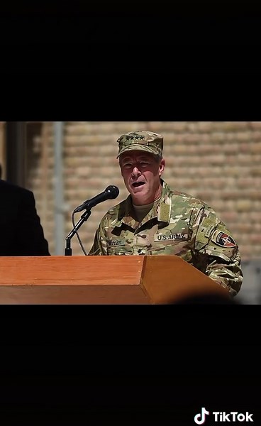 Visita de GEN Austin Miller a Task Force Stalwart