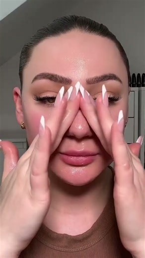 Vaseline as Primer Hack: The Glass-Skin Secret Makeup Artists Don’t Tell You