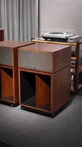 This new Klipsch La Scala finish — thoughts? Cosa ne pensate di questo nuovo colore sulle Klipsch La Scala? #audiocostruzioni #hifi #klipsch #lascala #hifiaudio #fy #fyp #hifisound #hifinest #americanclub | Audiocostruzioni