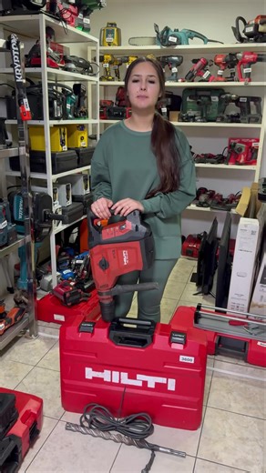 ✅ Hilti TE 70 – rotopercutor profesional SDS-Max ✅ 🔴 Produs second hand 💰 Preț: 3.600 lei Rotopercutor profesional Hilti TE 70, ideal pentru lucrări grele de construcții, găurire și dăltuire în beton armat. Renumit pentru fiabilitate și putere, foarte apreciat pe șantiere. 🔧 Caracteristici principale: • Sistem SDS-Max • Putere mare pentru beton și zidărie • Funcții: găurire cu percuție / dăltuire • Construcție robustă, durabilă • Vibrații reduse pentru confort sporit 📦 Include geantă de tran