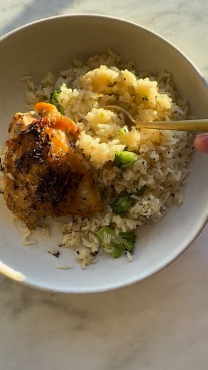 🍚 Healthy, Homemade Rice-A-Roni (Fab Four–Style!) If you grew up loving Rice-A-Roni, then you know the cozy, savory flavor that makes it the ultimate comfort food 😋 But boxed versions? They’re packed with refined oils, excess sodium, and zero protein. My Be Well version gives the nostalgic favorite a Fab Four–friendly makeover 💪 – balancing out carbs with protein, fiber, healthy fats, and real ingredients you probably have on hand. Here’s how I healthified it: 🍗 Chicken: A complete protein t