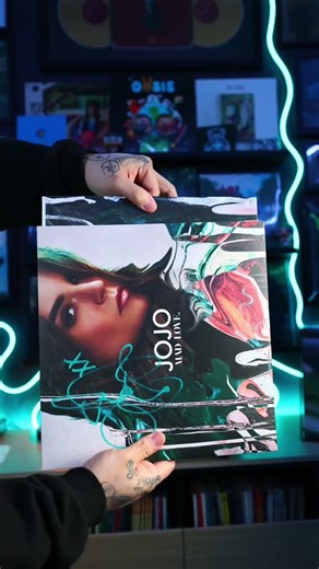 JoJo’s Mad Love. (Deluxe) looks incredible on the Graffiti Records exclusive Peach Sorbet and Marble
