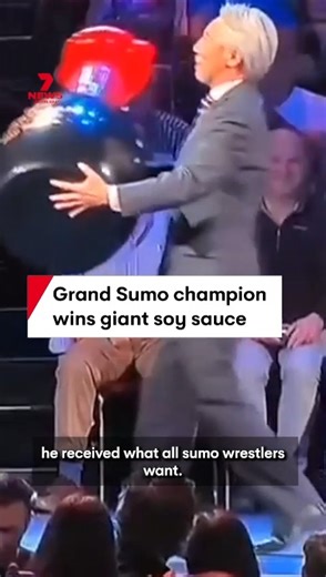 26-year-old Yokozuna Hoshoryu was crowned the winner at the Grand Sumo Tournament in London, and for his efforts received a giant-sized bottle of soy sauce. #GrandSumoTournament #sumo #japan #soysauce #london | 7NEWS Melbourne
