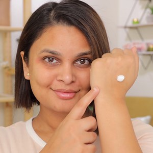 Introducing our first and highly requested skin-perfecting primer! ✨ Filtered Effects Blurring Primer™ is an HD skincare makeup hybrid that diffuses pores, fine lines and texture while boosting hydration with advanced natural ingredients. For best results, use after your skincare to lock in its benefits while creating an ultra-smooth canvas for your makeup, or by itself for a naturally flawless look. 📷: Glamdit In a consumer perception study: 💛 100% agreed that this face primer gave their skin