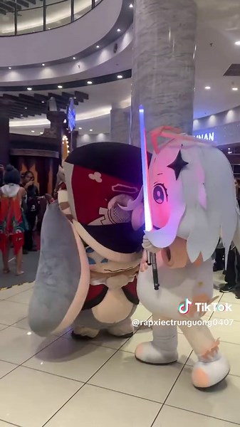 Cuộc Đụng Độ Paimon và Pom Pom Tại Hoyofest 2024