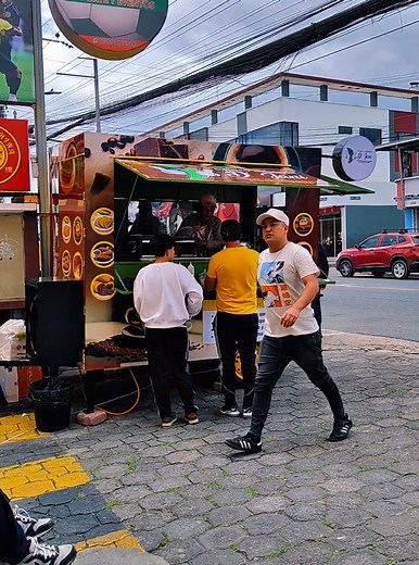 🚚🔥 ¿Sueñas con tu propio negocio sobre ruedas? Fabricamos Food Trucks totalmente equipados y listos para trabajar. Personalizamos según tu idea: cocina, freidora, neveras, electricidad y más. ¿Quieres el catálogo con precios? 📲 Escríbeme “INFO” y te lo envío al instante. #FoodTruckEcuador #EmprenderEnEcuador #NegocioPropio #EmprendimientoQuito #FoodTrailer