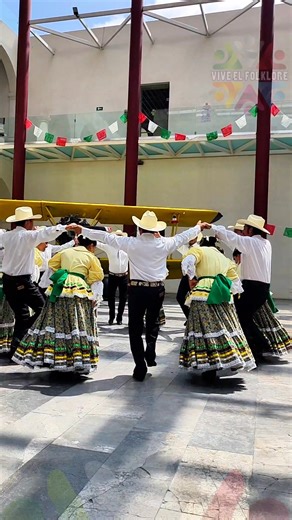 Cuadrillas de #Monclova por el Grupo de Danza y Baile Tradicional Mexicano Nanahuatzin en su presentación en el Museo del Ejército y Fuerza Aérea Mexicanos de la ciudad de #Puebla ¡Muchas felicidades! 🎉 #Fotos #Folklore #CommunityLove #fblifestyle #CulturalHeritage #mexicanculture | Vive el Folklore