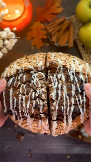 Apple Crisp Cinnamon Swirl Sourdough 🍏🍂 The moment this loaf hit the oven, my whole kitchen smelled like fall ❤️🍁 Warm cinnamon, baked apples, and that crisp sweetness in the air — it’s everything you’d imagine autumn to be 🍂 This loaf is fall. 🍏 Cozy, comforting, and it tastes like an apple fritter met a slice of apple pie. Absolutely divine! 🥰 Recipe credit to the sourdough gal herself → @thatsourdoughgal 🙌 (genius idea!) If you want to make this beauty, head over to her website 💕 ✨ My