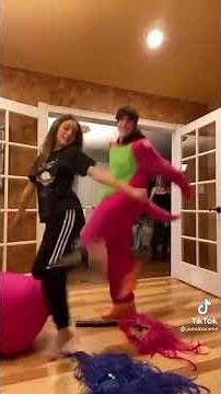 El Dinosaurio Barney bailando