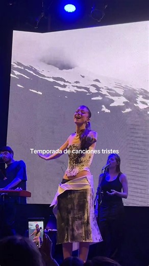 “Tempora de canciones tristes” siempre serás mi fav 💙 #OliviaWald #OtraQueArde #showenvivo #Cordoba #parati