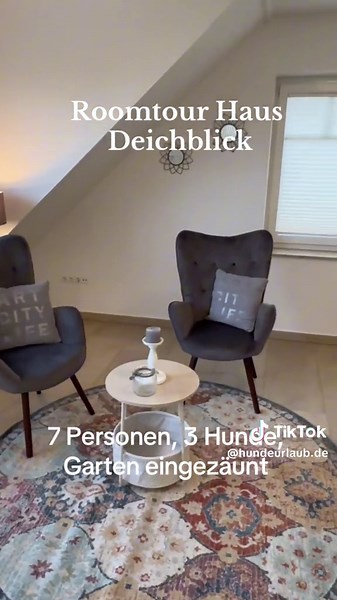 Roomtour Ferienhaus Deichliebe in Nessmersiel Die Unterkunft geht am Sonntag den 26.05.2024 erstmalig in die Vermietung. Was erwartet dich ? Direkte Deichlage Blick bis Norderney und Baltrum Eingezäunter Garten (120cm hohen Stabmattenzaun) Terrassenüberdachung 200 qm, ideal für den Mehrgenerationenurlaub 4 Schlafzimmer Badezimmer, Gäste WC Wohnzimmer mit angrenzender Küche und Kaminofen Hochwertige moderne Ausstattung WLAN, Wallbox, 3 PKWStellplätze Bis zu 7 Personen und 3 Hunde Garten natürlich