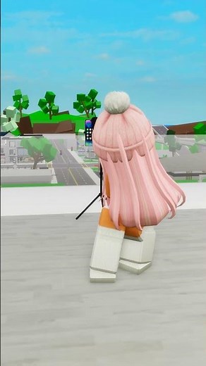 the robber saw me doing the chanel dance😅😭#robloxshorts #roblox
