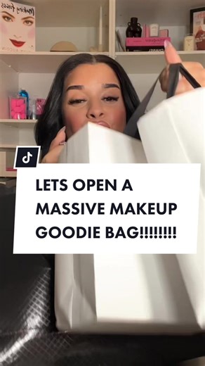 Unboxing a Massive Makeup Goodie Bag from a Celebrity Masterclass