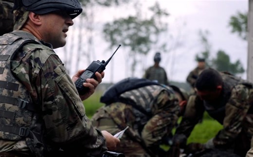 美飞行员参加战斗医疗课程训练