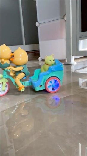 Kucingnya ikut bebek Naik sepeda roda 3 #cute #sepeda #bebek