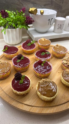 Cemile on Instagram: "Çat kapı gelen misafirlere buzluğa atabileceğiniz mini Cheseecake yapıyoruz. Hem göze hem damaklara hitap eden bir tatlı. Bu tarif ile 20 adet mini cheseecake yapıyoruz. MALZEMELER 300 gr labne 3 yumurta 1 su bardağı toz şeker 2 yemek kaşığı nişasta 2 yemek kaşığı un 1 paket vanilya 1 paket krema Alt tabanı için 2 paket Burçak bisküvi 100 gr margarin veya tereyağı Üzeri için, Lotus krema Orman meyveleri HAZIRLANIŞI Bisküvileri rondodan geçirip üzerine eritilmiş yağ döküp ka