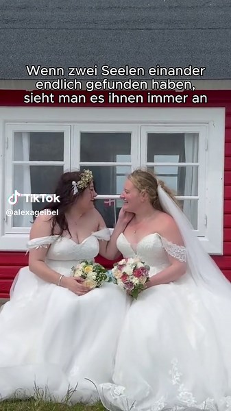 Eine wunderschöne Hochzeit auf der Trauminsel Ærø in Dänemark 😍 Hochzeitsplaner @danishislandweddings . #hochzeitdänemark #heiratendänemark #aeroskobing #hochzeitsfotograf #gleichgeschlechtlichehochzeit