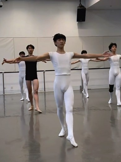 Male Chinese Ballet Dancer in Tights | Impressive Flexibility