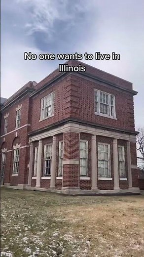 Why are there so many abandoned mansions in Illinois?