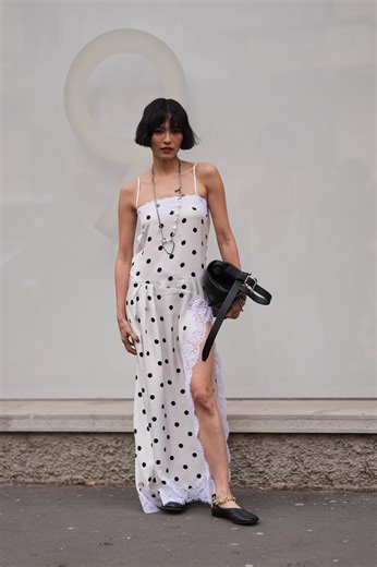 Il vestito a pois di Zara che sembra uscito da una rom-com anni ’90 sarà ovunque quest’estate
