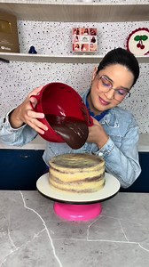 Bolo de chocolate e ganache: receita e decoração passo a passo