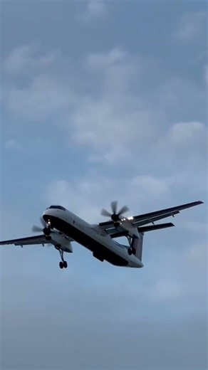 Air Canada De Havilland Canada Dash 8-400 Overhead Arrival from Kelowna (YLW) in Vancouver (YVR)