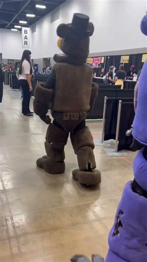Withered freddy and bonnie walk around comicon #fnafcosplay #witheredbonnie #fnaf2 #witheredfreddy