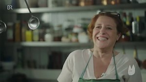 Wenn Luise Kinseher, Kabarettistin aka "Mama Bavaria" ein Kochbuch rausbringt, geht es nur um Schweinebraten und Obatzdn? Falsch gedacht! | Capriccio