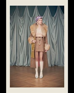 【ALESSANDRO MICHELE UNVEILS FIRST DESIGNS FOR VALENTINO】 ALESSANDRO MICHELE 4月正式擔任VALENTINO創意總監，並宣佈9月在巴黎舉辦上任後首個時裝騷。近日他竟無預警地公佈為品牌設計的2025度假系列LOOKBOOK，一口氣發佈整整171個造型，讓時裝界大感驚喜。ALESSANDRO MICHELE透過新系列表達對品牌創辦人VALENTINO GARAVANI的敬佩之情，他從VALENTINO GARAVANI設計的ARCHIVE和生活物品中獲取靈感，並呼應七八十年代的時裝風格，因此可以看到嬉皮風格的影子，大量的荷葉邊、層搭、誇張飾物等也模糊了男女性穿著的界線。他的飾品設計向來亮眼，今次看到他為品牌設計了刺繡手拿包、鱷魚紋皮夾、蝴蝶結PUMPS等單品，為品牌注入古典精緻的氣息。 @alessandro_michele @maisonvalentino #AlessandroMichele #Valentino | MilkX HK