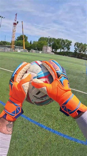 Le grip le plus fou de chez REUSCH 🧤⚽️ #gardiendebut