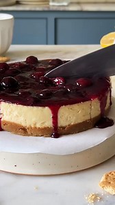 You can never go wrong with cheesecake and berries right🫐✨? This creamy-smooth and absolutely delicious blueberry cheesecake recipe is my best bet🫶🏻 Made with simple ingredients, this eggless cheesecake is surely going to be your comfort treat for the week ahead, so try it now and enjoy it to the fullest 🥰💁🏻‍♂️ Ingredients- Crust ✨1 1/2 cups digestive crushed biscuit ✨6 tbsp melted butter Filling ✨1 1/2 cups cream cheese, softened ✨1/2 cup cream ✨1 cup condensed milk ✨2 tbsp cornflour ✨2 t