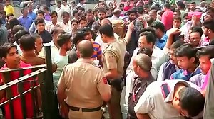 Millions rush to cash in large notes at Indian banks