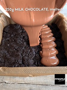 3-Ingredient Oreo Truffle Bars 😍 These bars are super chocolatey! They almost taste like a Oreo cheesecake stuffed chocolate bar 🤤 They’re super quick and easy to make, you only need 3 ingredients, and there’s no baking involved 🥳 Sound on for full instructions 🔉 Swipe for the slicing 👉 All you need is: 280g Oreos 8 Oreos for the topping 115g full fat cream cheese 150g 250g (400g total) milk chocolate, melted Tin size: 8x8” Happy Thursday everybody! Enjoy 🥰 #fitwaffle #fitwafflekitchen #or