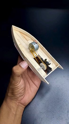 DIY a simple boat toy from a used dynamo #creative #diy #toys #mainan #technology #creativesenito # #foryoupage #explorepage #science #schoolproject #reels #toytruck #motor #trending #viral #foryouシ #facebookreelsviral | Senito YT