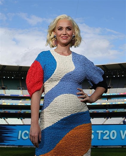 16K views · 17 reactions | “Breakup, tour, motherhood… and she still shines like this”  Katy Perry hit the beach in Miami looking freer and stronger than ever — and one photo has everyone talking. See it in the comments below  | Stories of the Day | Facebook