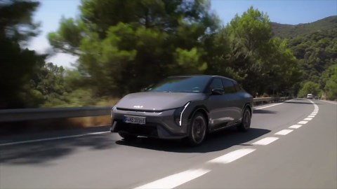 Kia EV4 Fastback ‘GT-Line’ 81.4kWh in Shale Grey Driving Video