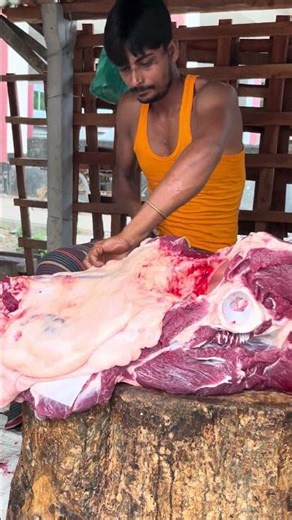 Large size sirloin meat cutting skills.