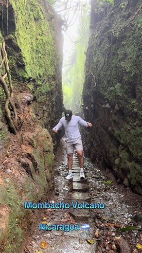 El Volcán Mombacho es una reserva natural de bosque nuboso en Granada, Nicaragua, con senderos, miradores y gran biodiversidad.💙🤍