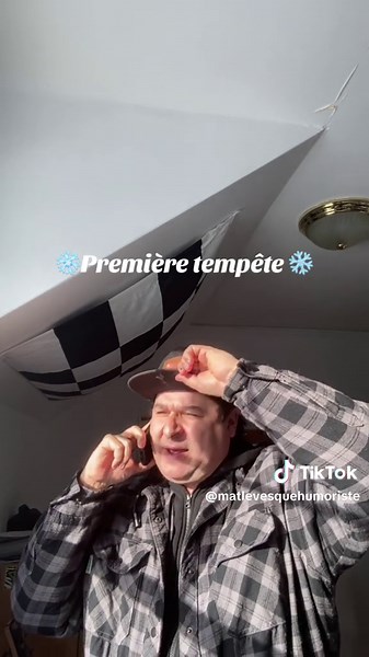 Première tempête: Mat Levesque s'amuse dans la neige avec humour
