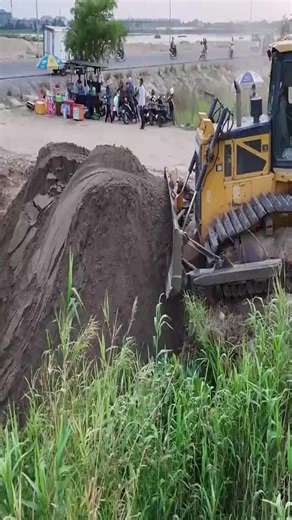Perfect Teamwork! SHANTUI DH17C2 Bulldozer Clears Water While Dump Trucks Fill